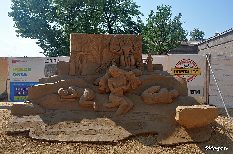 Sand Festival в Санкт-Петербурге: скульптура из песка с фигурами и надписями